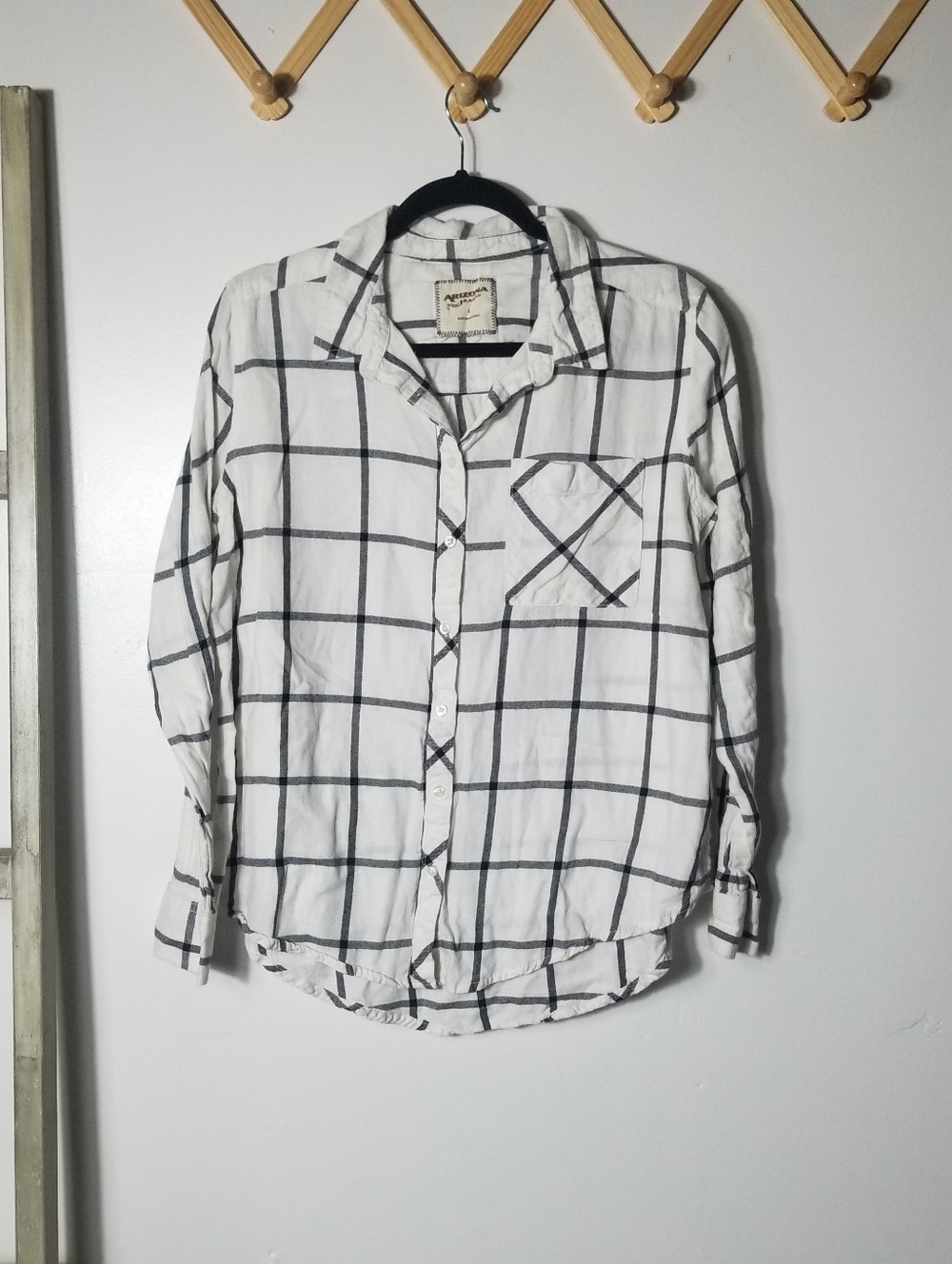ARIZONA JEANS WOMEN'S WHITE WITH BLACK BUTTON DOWN BLOUSE SIZE LARGE